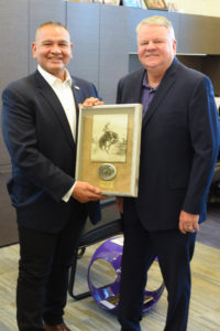 Photo of 2019 Distinguished Alumnus award winner United States Secret Service Special Agent Hector Hernández receiving his plaque from President Sam Minner.