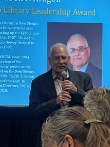 Ruben Aragon Accepts Library Leadership Award